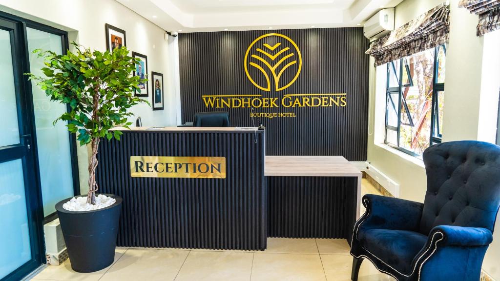 温特和克Windhoek Gardens Boutique Hotel的带有阅读风帆花园接待标志的办公室