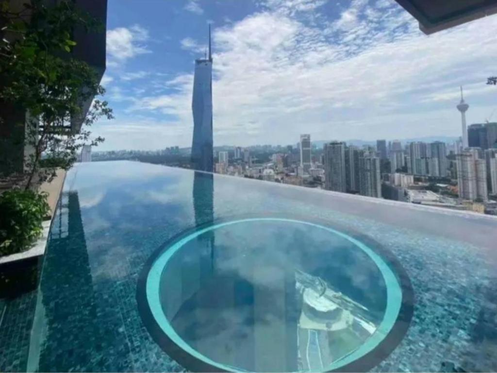 吉隆坡Lucentia Residence by EAS Maju property的建筑屋顶上的玻璃池
