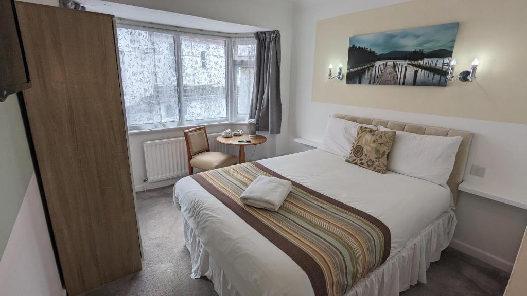 伯恩茅斯塞西尔考特酒店的一间卧室,卧室内配有一张大床