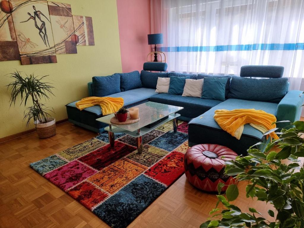 Ferienwohnung Mohnblume的客厅配有蓝色的沙发和桌子
