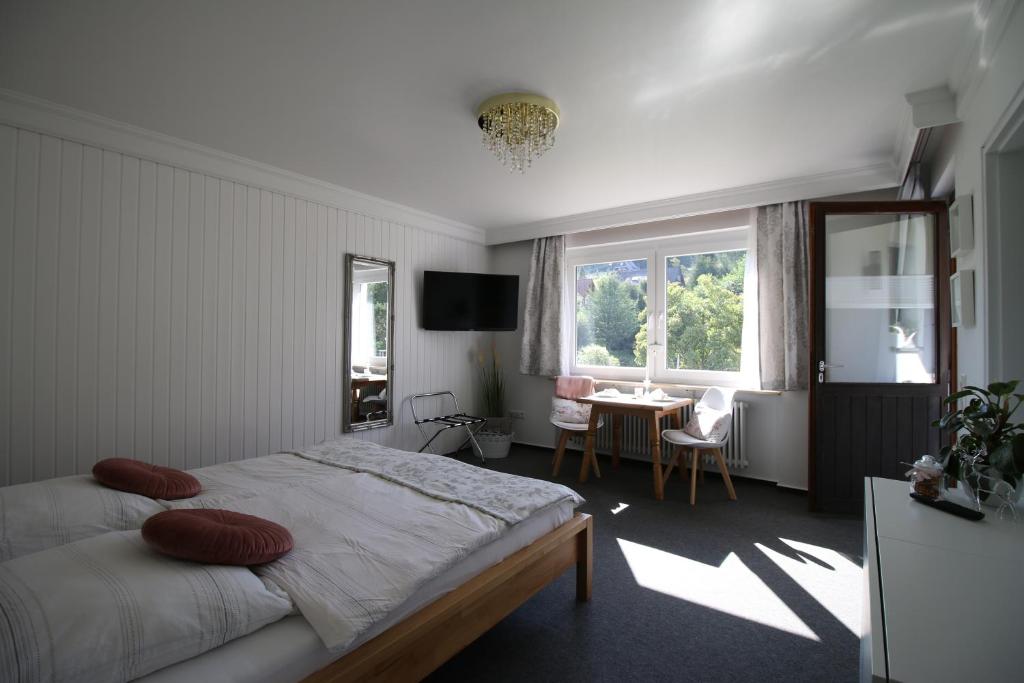 费尔德伯格Haus Anna-Marie的一间卧室配有一张床、一张桌子和一个窗户。