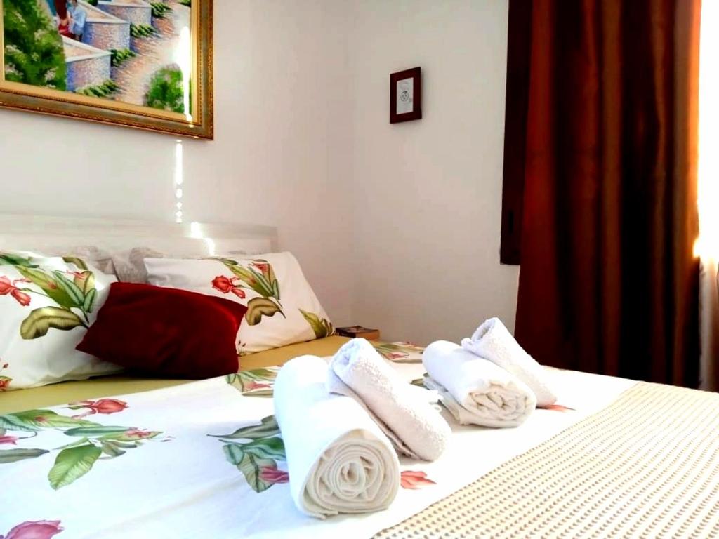 伏罗拉Guest room near historical center的酒店客房,配有带毛巾的床