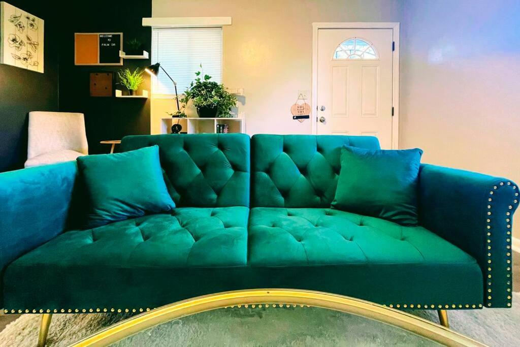 亚特兰大The Getaway at Palm Dr的客厅里一张蓝色的沙发