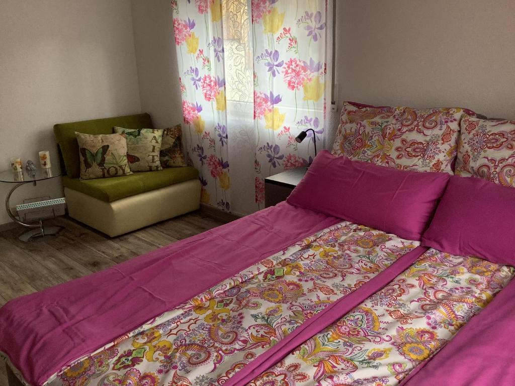珀丽Wehr Orchidee Apartment的一间卧室配有一张大床和一张沙发