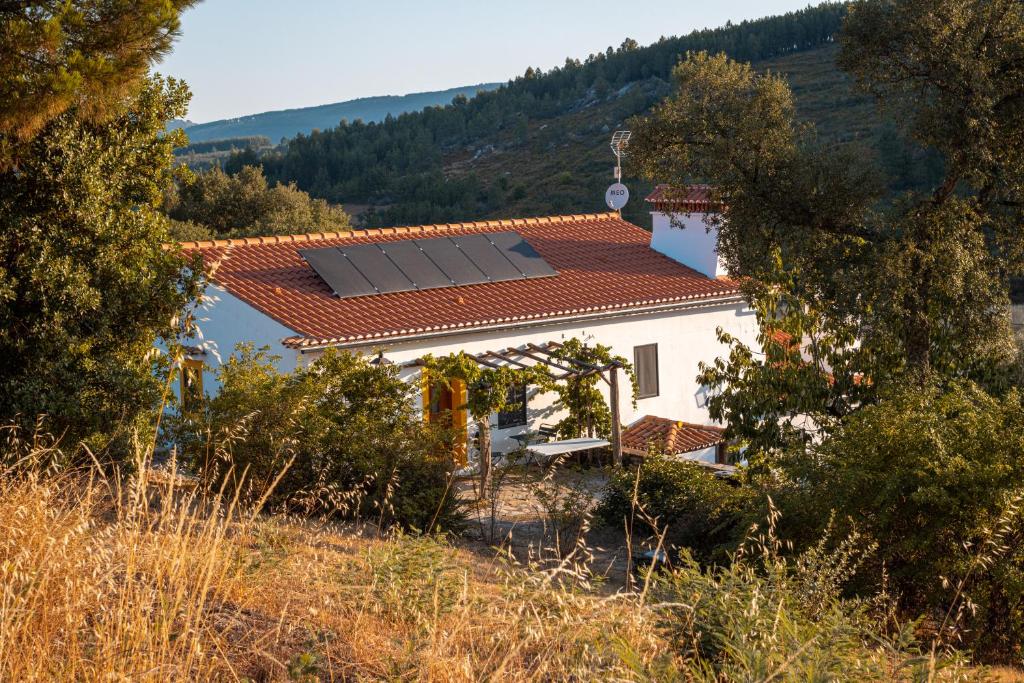 马尔旺Casa do Vale的屋顶上设有太阳能电池板的房子