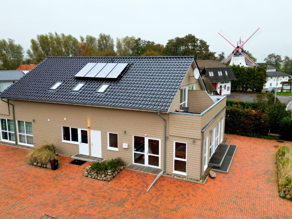 西代希施特里希Haus zwischen den Wehlen bei Büsum, 16 Personen的屋顶上设有太阳能电池板的房子