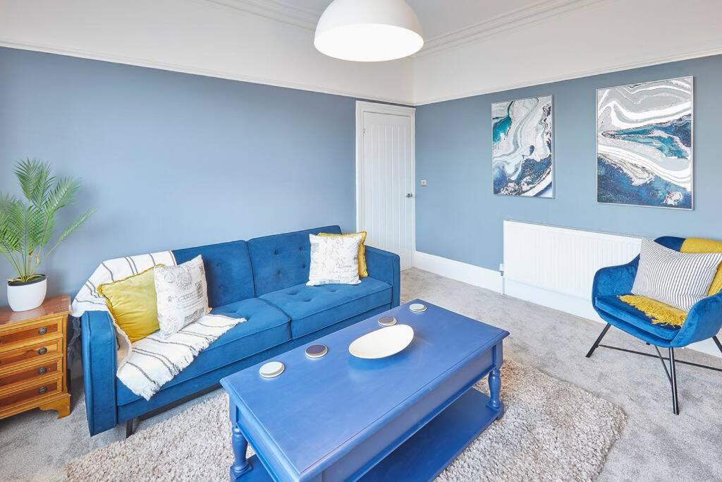 雷德卡Marshlands的客厅配有蓝色的沙发和桌子