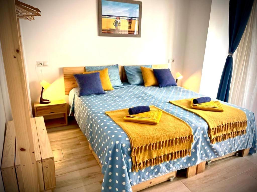 阿尔齐拉Alzira bonita Loft C junto plaza mayor, Les Muralles的一间卧室配有蓝色和黄色床单
