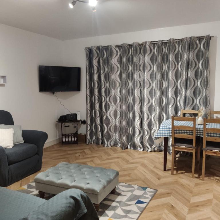 科尔切斯特Ratcliffe Apartment的客厅配有沙发和桌子