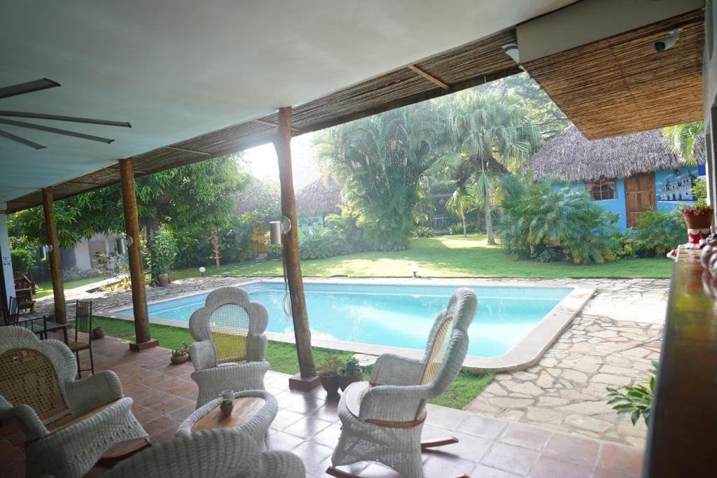 莱昂马里波萨酒店的从房子的庭院可欣赏到游泳池的景色
