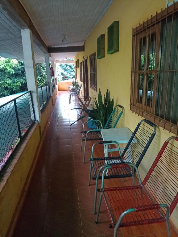 伊瓜苏港RESIDENCIAL LOS AMIGOS的阳台上的一排桌椅