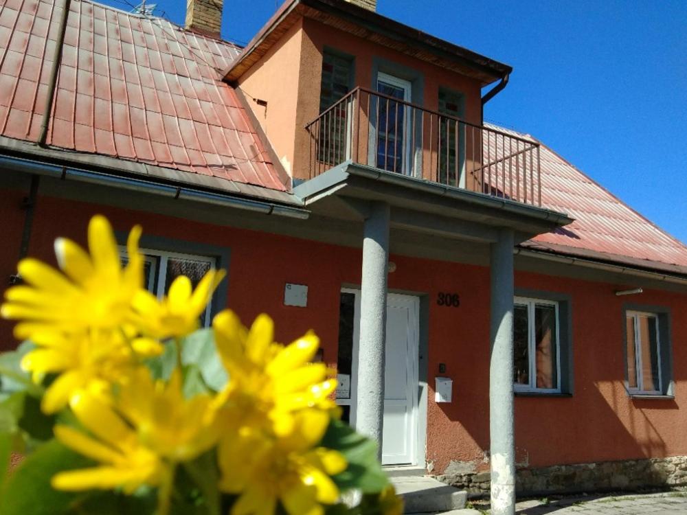 利波瓦拉尼Chata Elča的前面有黄色花的红色房子