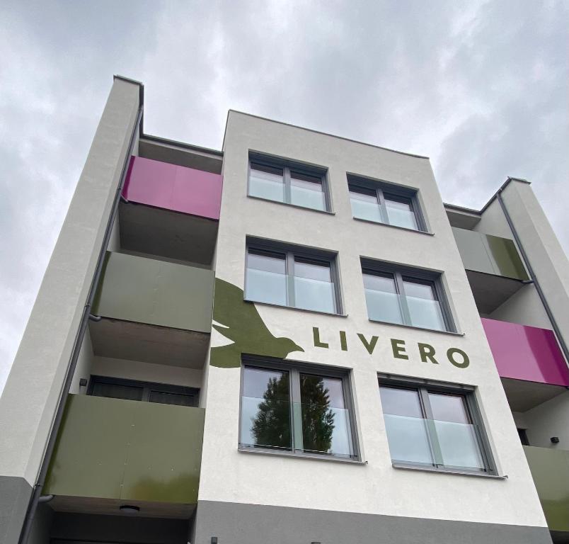 圣珀尔滕Livero Apartments的上面有肝脏标志的建筑