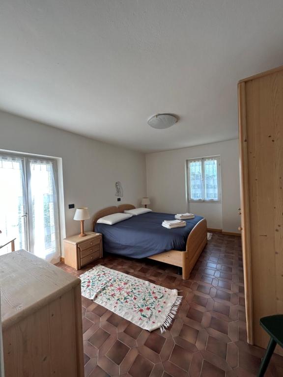 布伦托尼科CA' EDDA APPARTAMENTO GIULIA的一间卧室配有一张带蓝色棉被的床