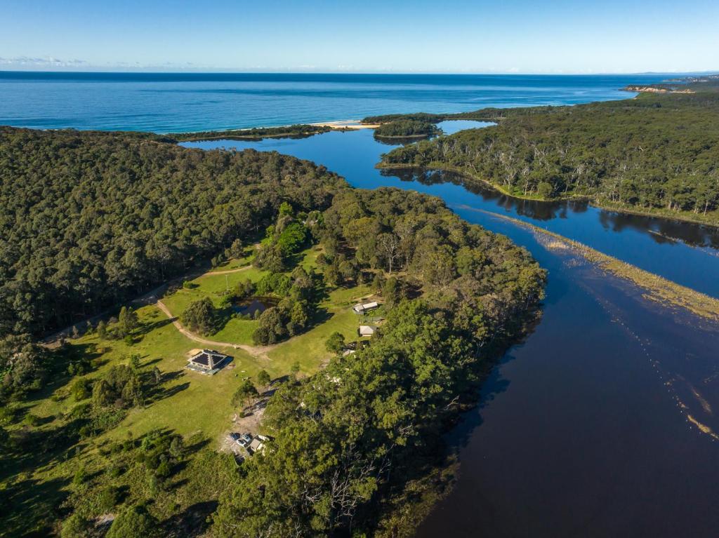 TanjaTanja Lagoon Camp的河流中岛屿的空中景观