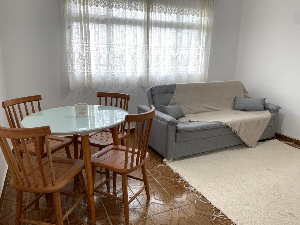 佩鲁伊比Apartamento Vista Mar的客厅配有沙发和桌椅