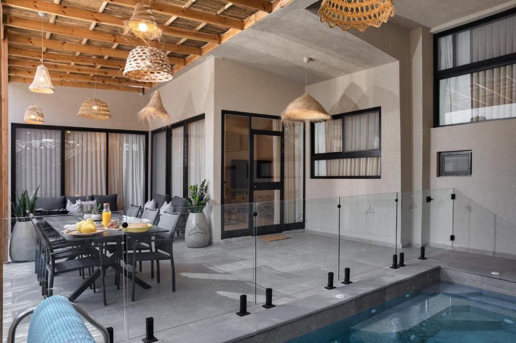 埃拉特Diamond in the Desert- for families的一座带游泳池和用餐室的房子