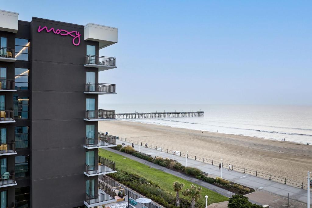 弗吉尼亚海滩Moxy Virginia Beach Oceanfront的从大楼的阳台上可欣赏到海滩景色