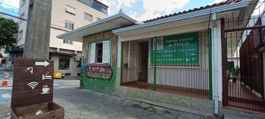 南卡希亚斯Casarão 2的街道边有标志的建筑物