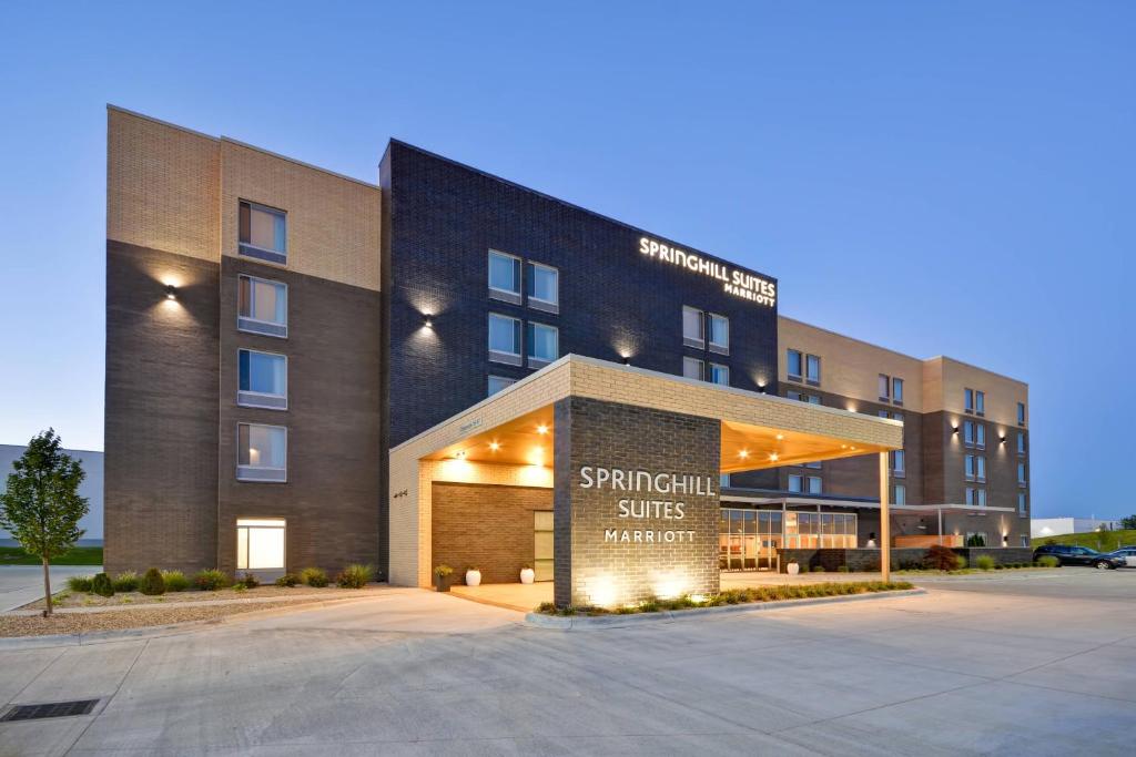 布鲁艾施SpringHill Suites by Marriott Cincinnati Blue Ash的前面有标志的建筑