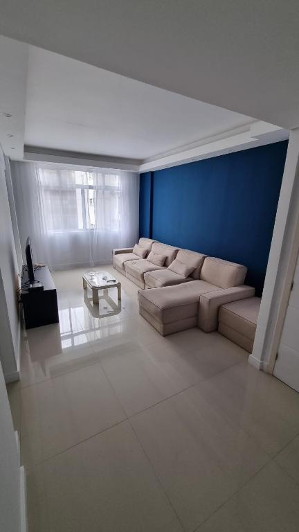 圣保罗Av. Paulista Trianon MASP的带沙发和蓝色墙壁的客厅