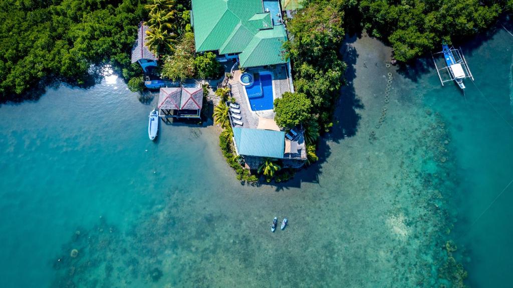 波尔多·格尼拉水滨潜水&温泉度假酒店的水面上岛上房屋的空中景观