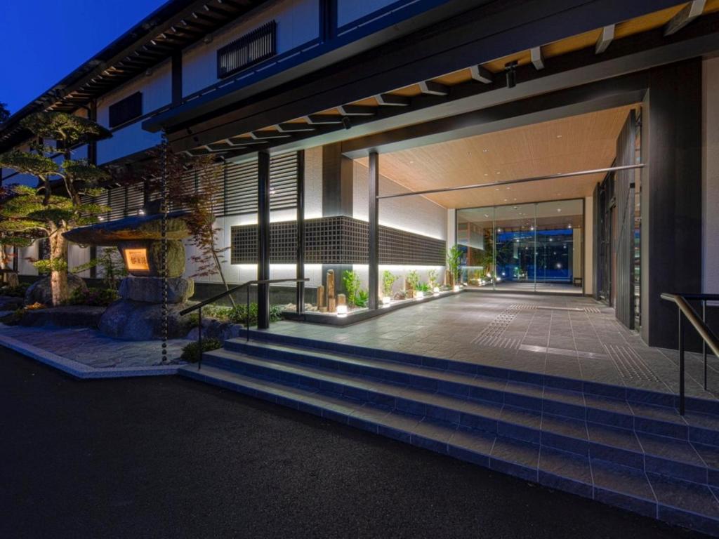 那智胜浦町Yukai Resort Premium Koshinoyu的享有大楼外部景致,设有通往入口的楼梯。