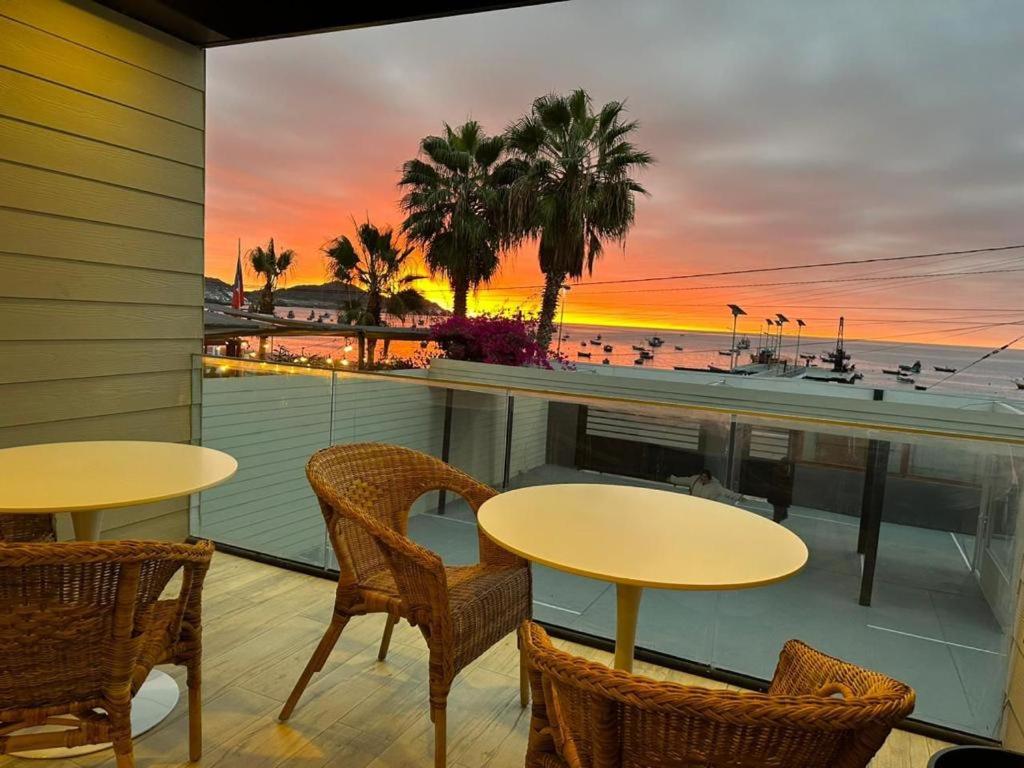 塔尔塔尔Nolana hotel的海滩景阳台配有2张桌子和椅子