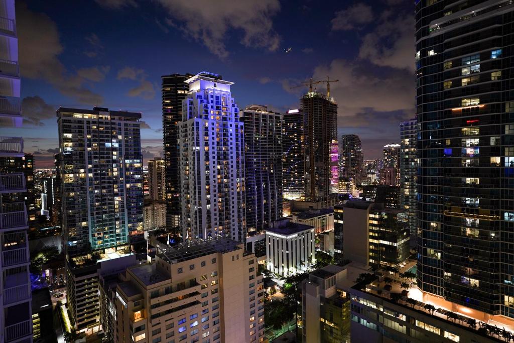 迈阿密4 bed full condo in Miami with skyline & sea view的享有城市天际线的美景。