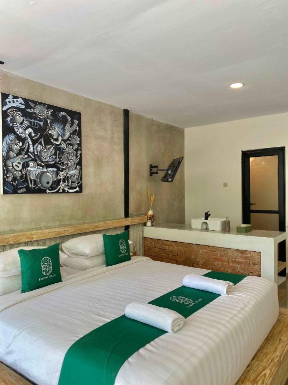 日惹Sampai Villa Ruang Tepi的一间卧室配有一张带绿色和白色枕头的大床
