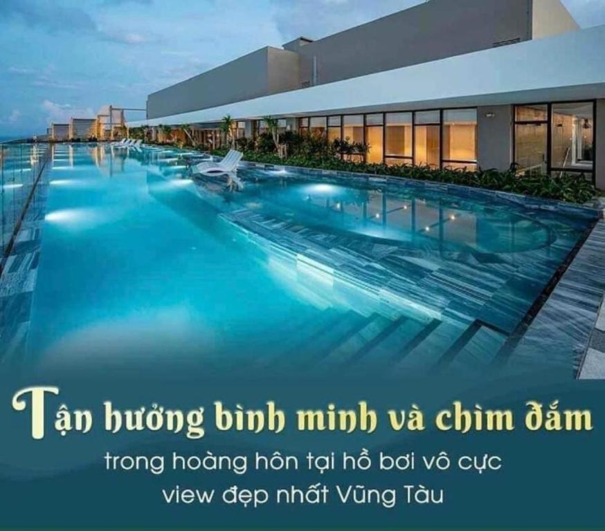 头顿The Song Vũng Tàu Luxury House的大楼前的大型游泳池
