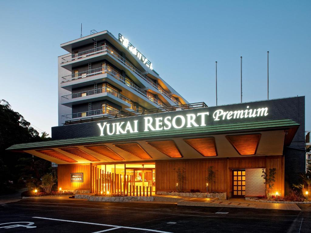 白滨Yukai Resort Premium Shirahama Saichoraku的一座建筑,上面有读元旦度假会议