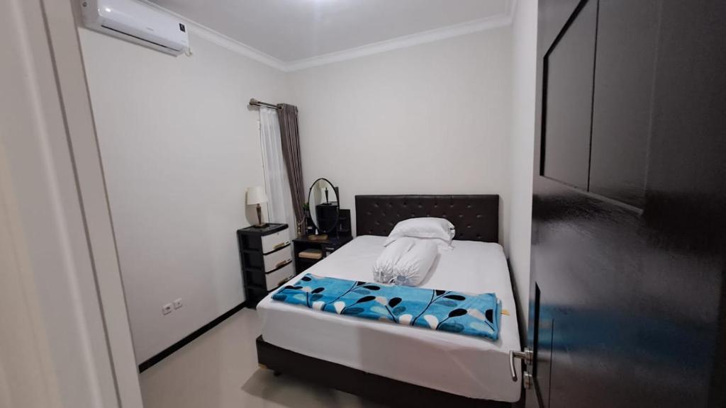 巴图Villa Terrace Batu Malang Kav 4的一间小卧室,卧室内配有一张床铺