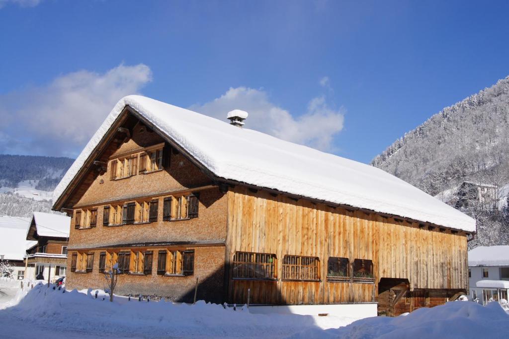 梅劳纳兹梅劳宾馆的一座大木结构建筑,被雪覆盖