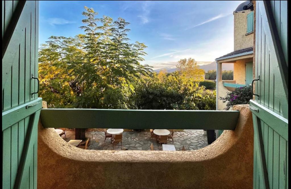卢恰纳奥利威尔斯旅馆的开放式阳台享有花园景色