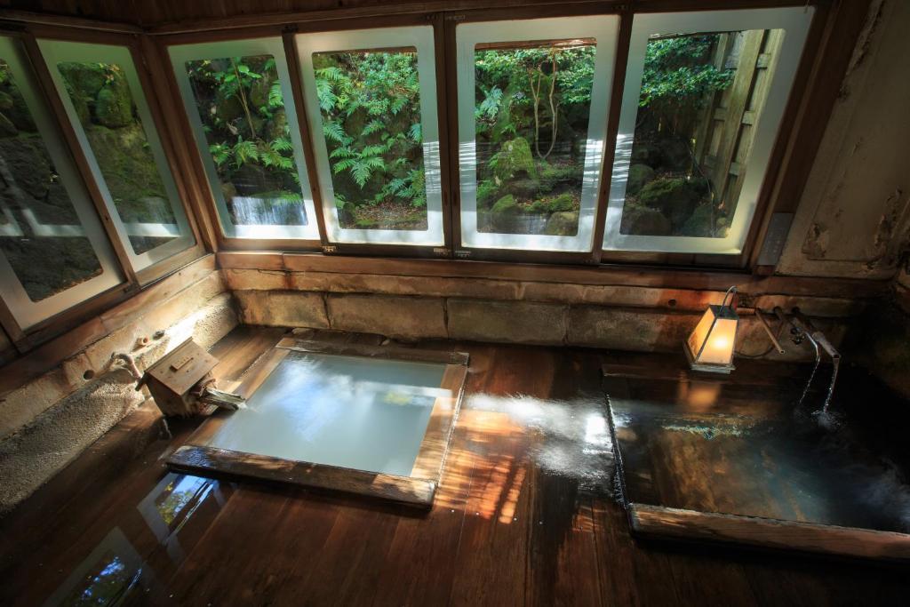 箱根纪伊国屋旅馆的享有地面上方景色,设有浴缸