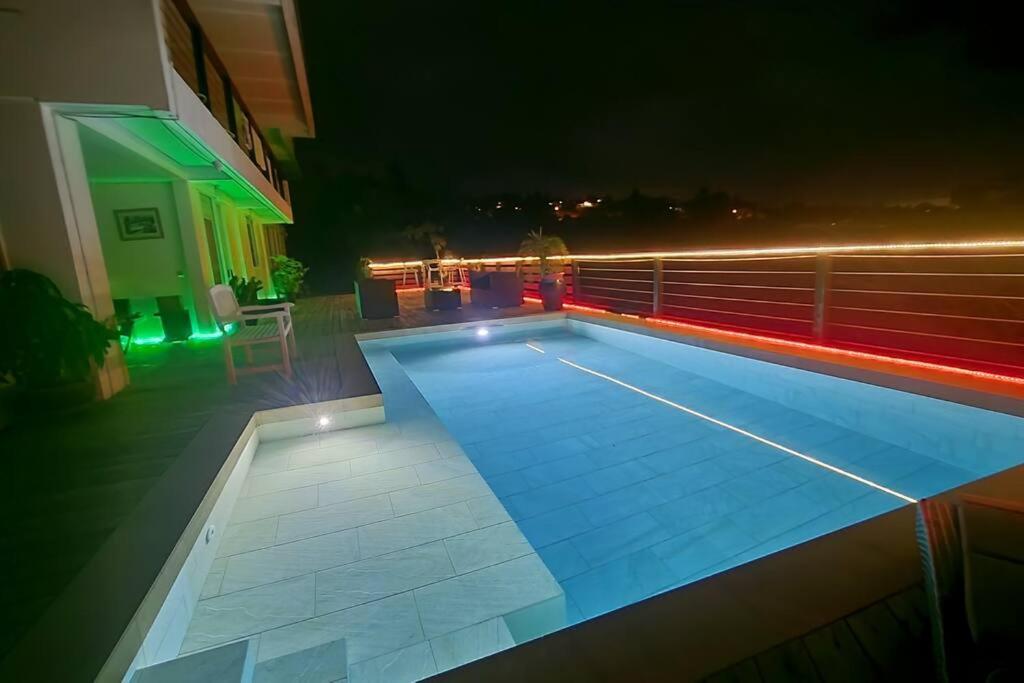 帕皮提la villa Mareva的夜间游泳池