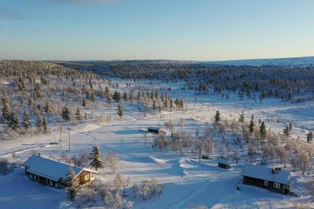 萨利色尔卡Twin Peaks Urupää B Saariselkä的享有雪覆盖的田野的空中景致