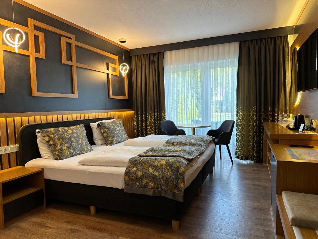 法伦克鲁格Hotel Belen Fahrenkrug的酒店客房设有一张大床和一张桌子。