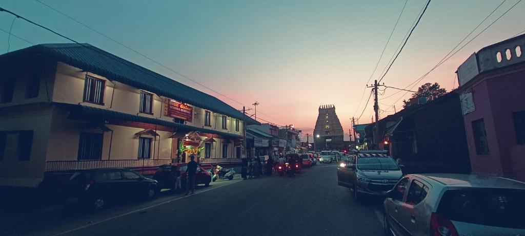 BelūrKeshava Heritage的一条城市街道,远处有钟楼