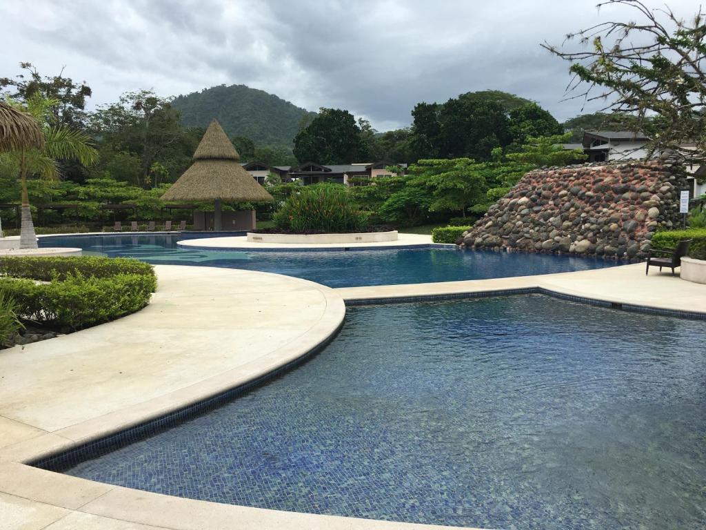 雅科Villa Paraiso do Mar的度假村内的游泳池