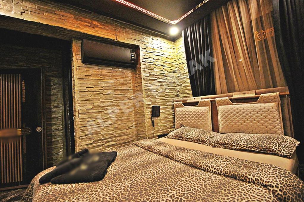 安卡拉Black House Otel的一间卧室设有两张床,墙上配有电视。