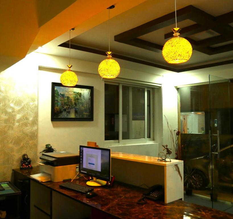 耶拉汉卡Hotel Bangalore Airport inn, Airport Pickup & Drop Available 24X7的办公室,桌子上配有电脑和灯