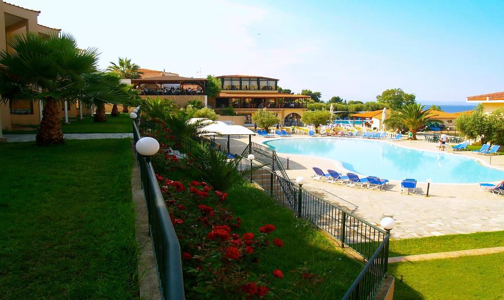 梅塔诺佛希斯滨海村酒店的一个带游泳池的度假村和一个度假村