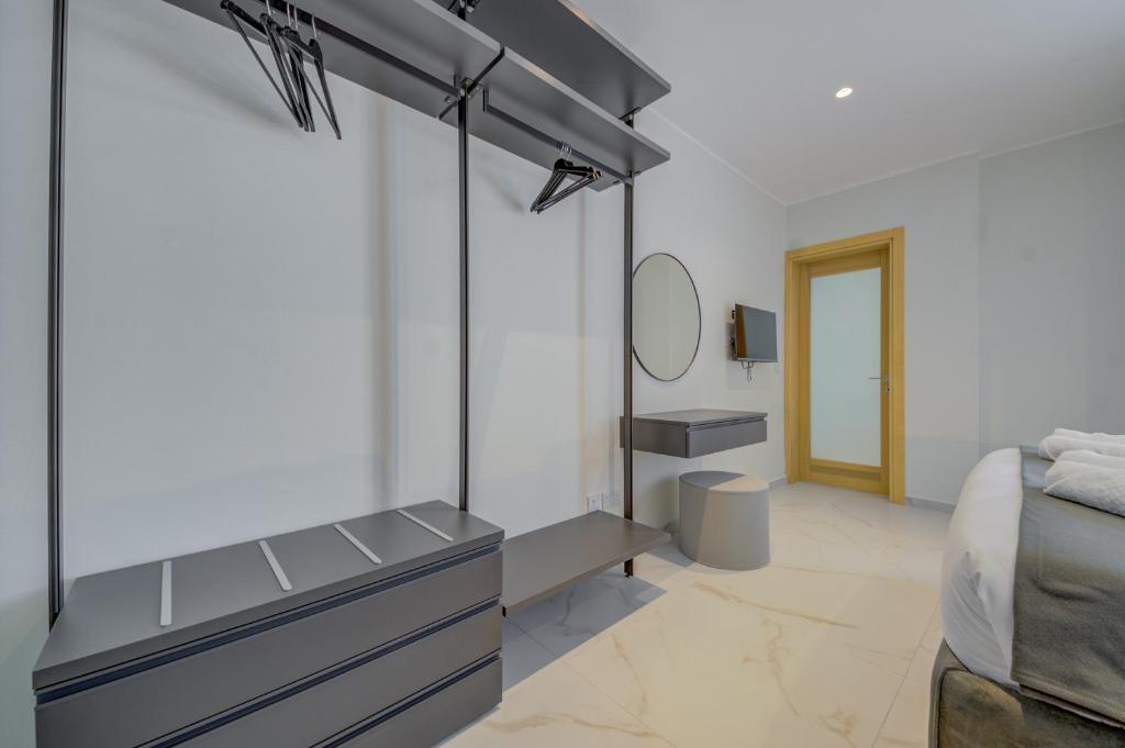 Is-SwieqiMayfair by Premier Suites MT的一间卧室配有一张床、梳妆台和镜子