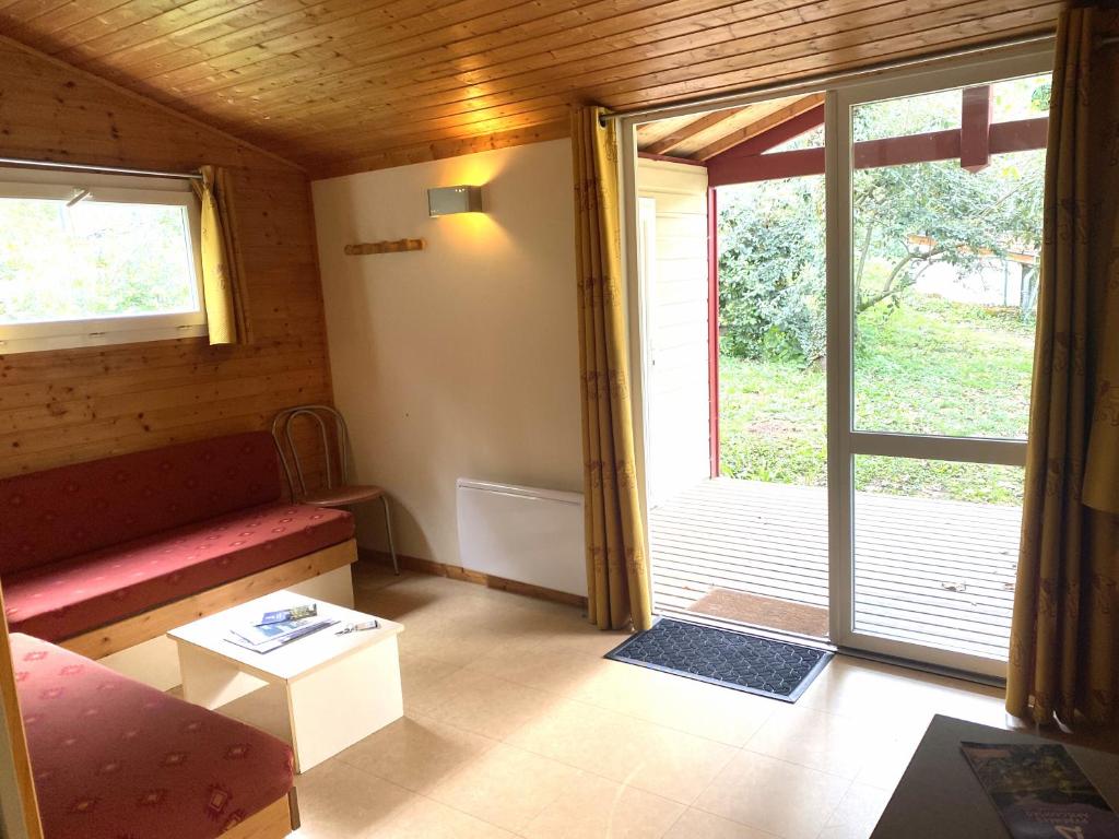 莱卡巴讷切力耶酒店的小房间配有沙发和窗户