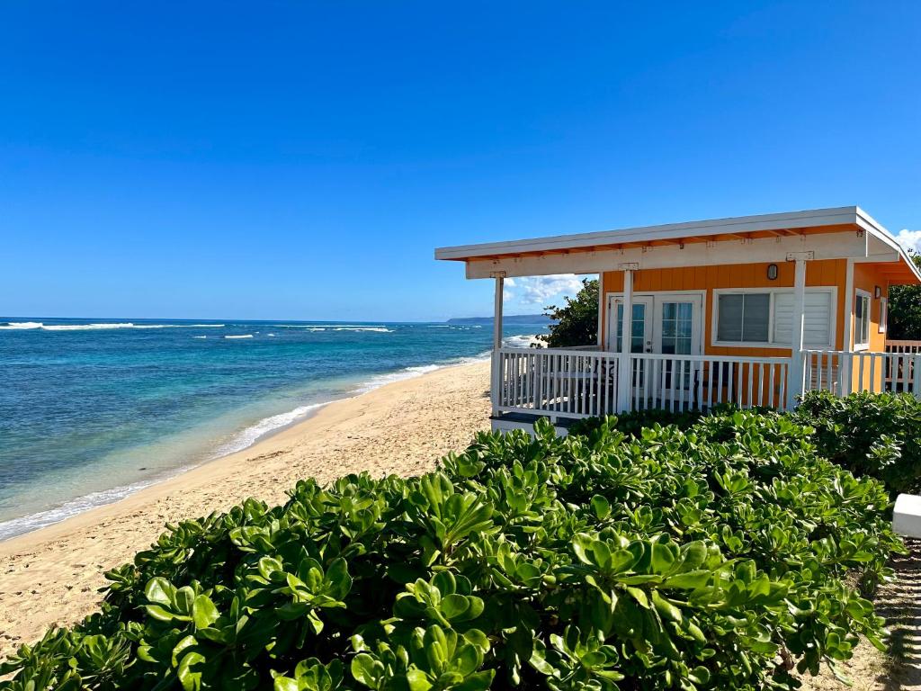 WaialuaMokulē'ia Beach Houses at Owen's Retreat的海边度假屋