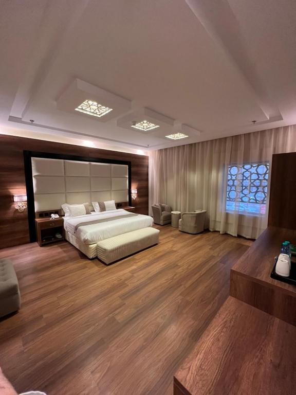 麦地那فندق الليالي الحالمة的一间大卧室,配有一张大床和木地板