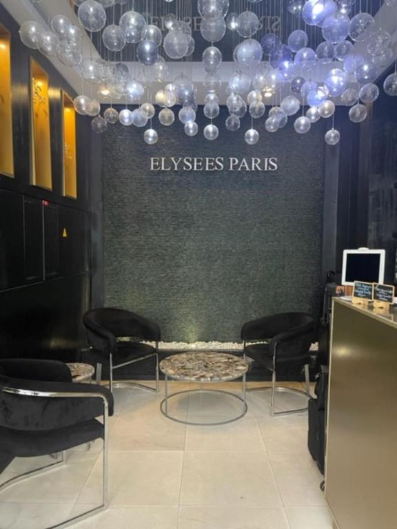 巴黎最佳西方巴黎爱丽舍酒店的一个带椅子的房间和一个带灯的墙壁