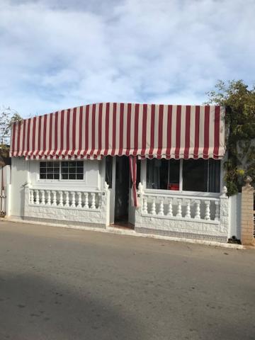 Playa Paraisocasa movil的白色的建筑,有红色和白色的遮阳篷